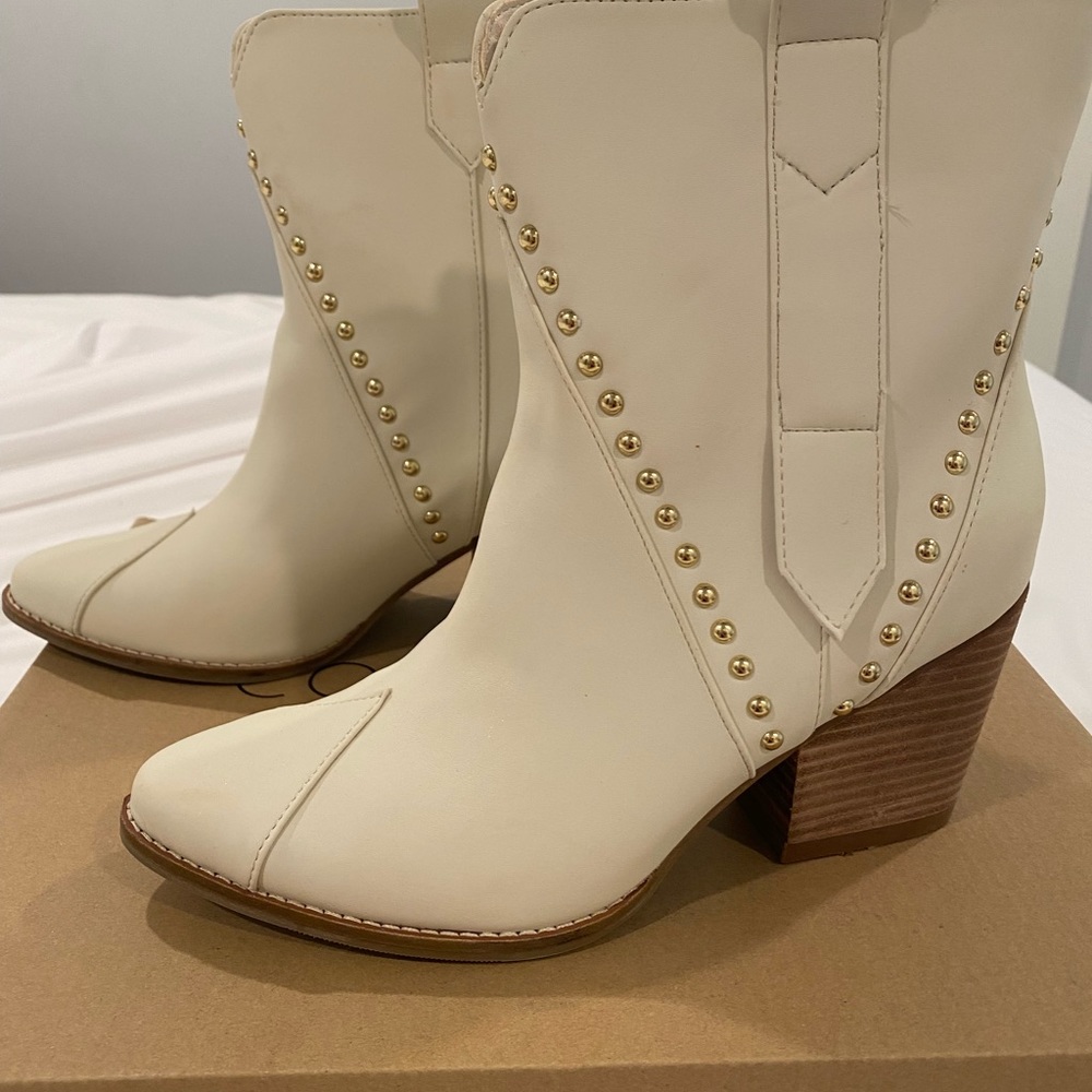 Coconuts by Matisse Ace booties in Bone